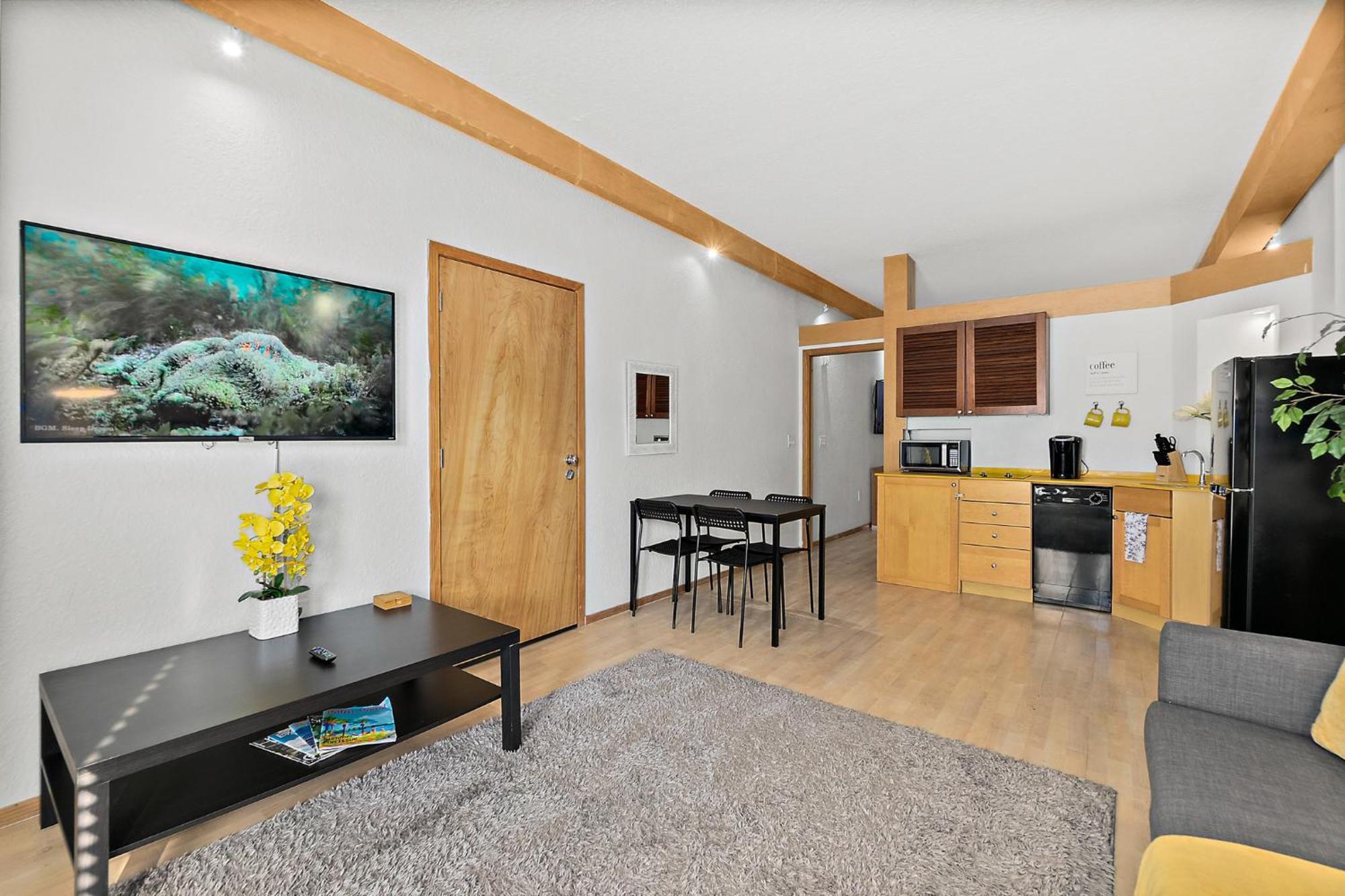 Cozy Queen Suite In European Village With Balcony View Near Beaches Palm Coast Exterior photo